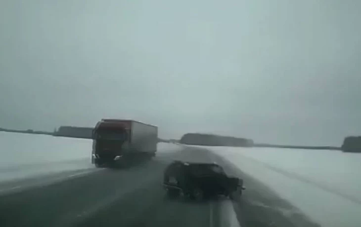  ДТП на Южном обходе Омска: &laquo;Ниву&raquo; вынесло на встречную полосу