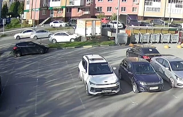  Странное ДТП в Тюмени: легковой автомобиль протаранил припаркованный фургон