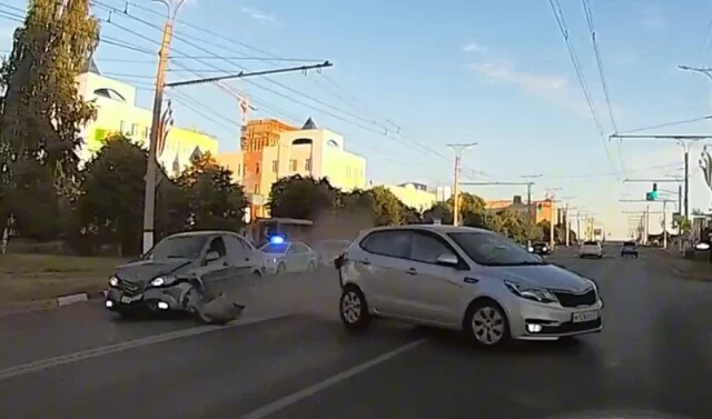  &laquo;Отвлекся на телефон&raquo;: в Чебоксарах на глазах у сотрудников ДПС произошло ДТП