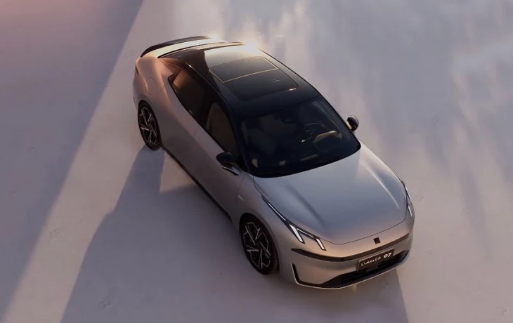 Седан Geely и Volvo показался на официальных кадрах: Lynk &amp; Co 07 получил безрамочные двери