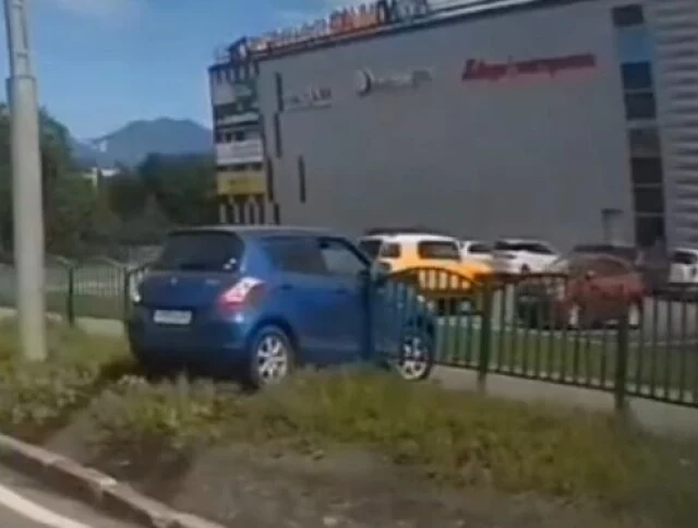  Момент ДТП на кольце в Петропавловске-Камчатском: в легковушке находилась женщина с детьми