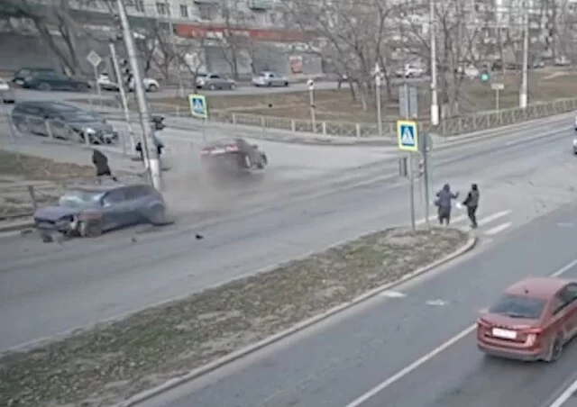  В объектив камеры попал момент столкновения двух автомобилей в Волгограде