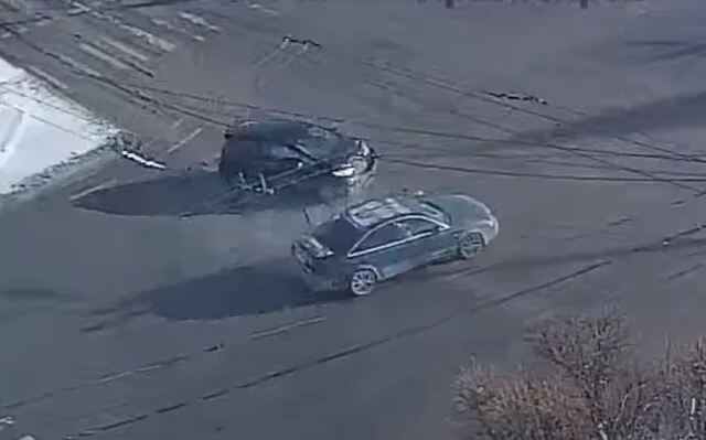  В Красноярске водитель внаглую проехал на красный и попал в ДТП