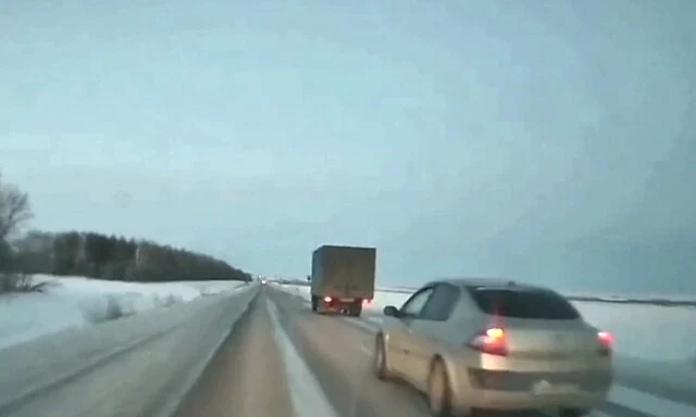  Неудачный обгон на трассе: легковушка и грузовик оказались в кювете