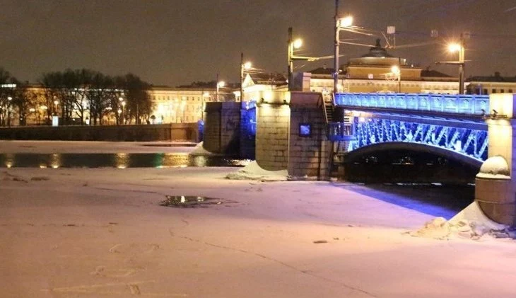 Автомобиль соскользнул в Неву на Васильевском острове