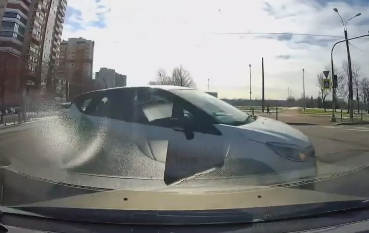  &laquo;Закончил аренду&raquo;: в Петербурге водитель каршерингового автомобиля не успел повернуть налево и п