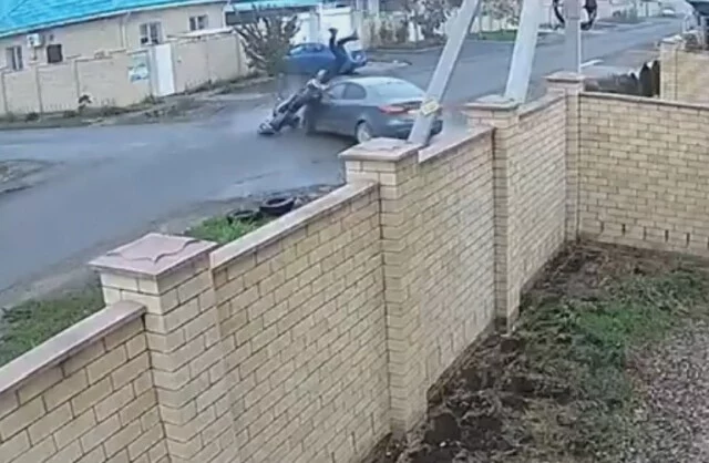  Легковой автомобиль и мотоцикл столкнулись на перекрестке в Краснодаре