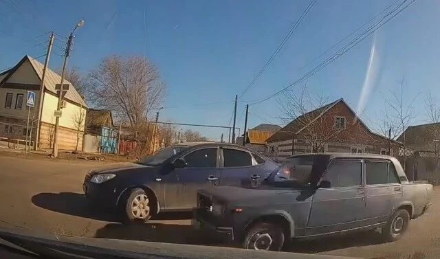  Авария на перекрестке в Астрахани: один поворачивал, а другой обгонял
