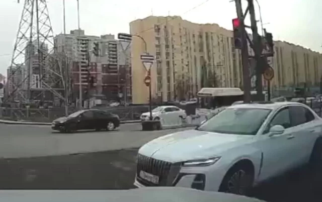  Авария в Санкт-Петербурге: инспектор ДПС завиноватил поворачивающий налево &laquo;Ситроен&raquo;