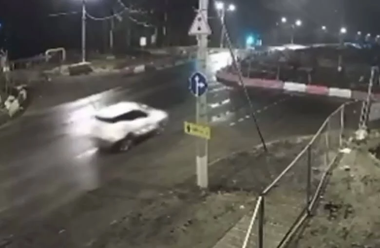  В Кронштадте каршеринговый автомобиль завершил аренду, упав в котлован