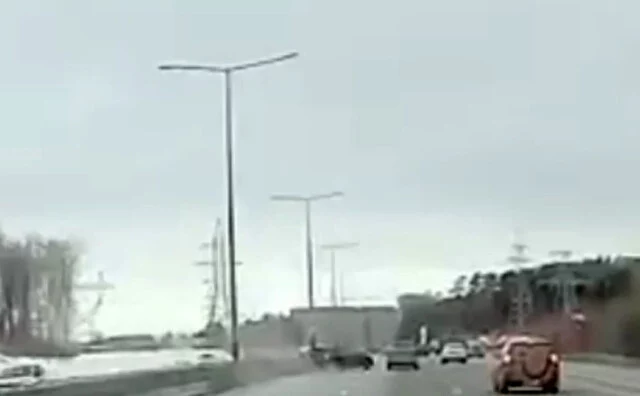  Момент ДТП на Кольцовском тракте в Екатеринбурге: виновник скрылся