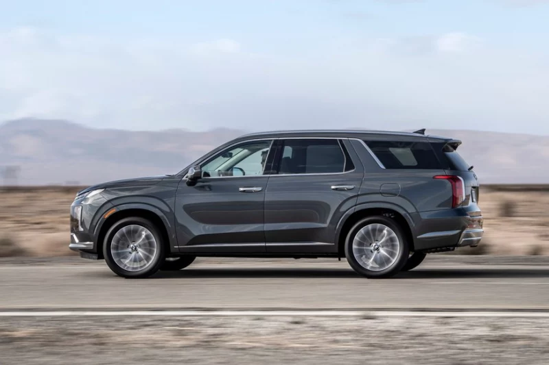Новый Hyundai Palisade с почти не прикрытой оптикой проехался на камеру