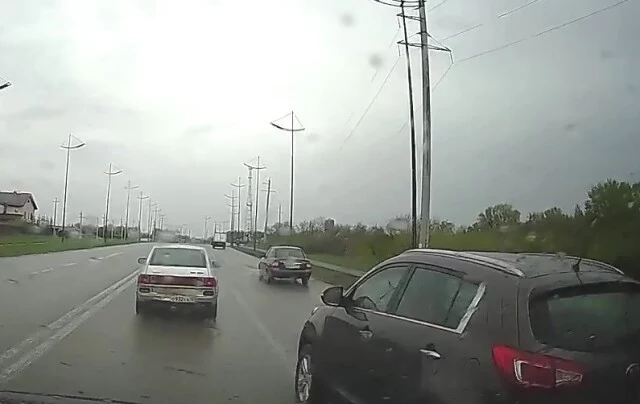  &laquo;Ты должен пропустить&raquo;: водитель кроссовера едва не спровоцировал ДТП в Магнитогорске