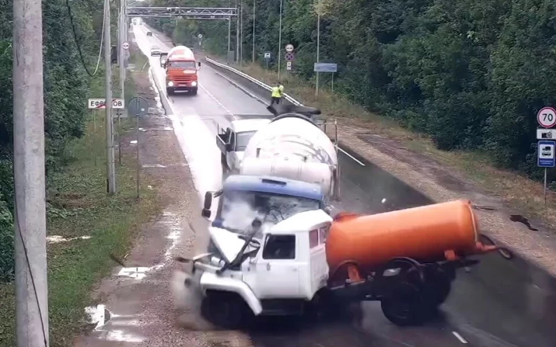  ГАЗ и КамАЗ столкнулись в Тульской области: погиб водитель