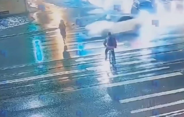  В Петербурге водитель &laquo;Мерседеса&raquo; проехал на красный и сбил женщину