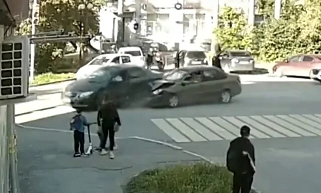  Lada Granta и Toyota Corolla столкнулись в Верхней Пышме