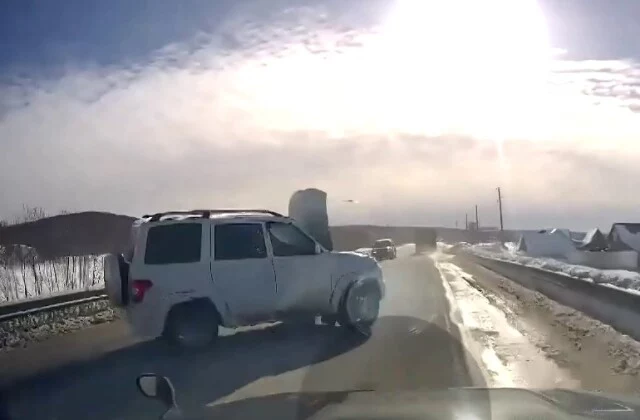  Почти ДТП на Сахалине: у &laquo;Патриота&raquo; на ходу открылся капот