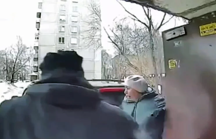  Кадры жуткого ДТП в Новосибирске: кроссовер сбил выходившую из&nbsp;подъезда женщину