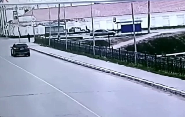  В Великом Устюге водитель легковушки не вписался в поворот и врезался в остановку