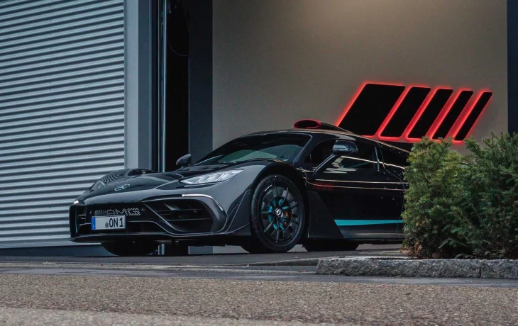 Смотрите, как Mercedes-AMG One преодолевает трассу с видом от третьего лица 1