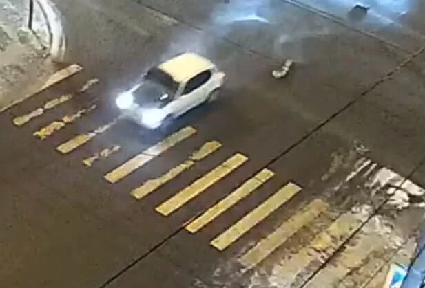  В Красноярске легковой автомобиль наехал на люк и остался без бампера