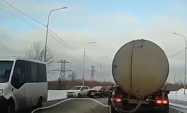  Неудачный маневр на дороге: водитель пытался опередить грузовик и попал в ДТП