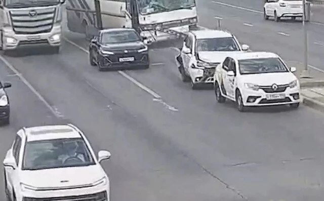  &laquo;Не справился с управлением&raquo;: массовое ДТП с участием автобуса произошло в Волгограде