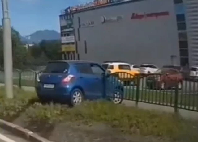  Момент ДТП на кольце в Петропавловске-Камчатском: в легковушке находилась женщина с детьми