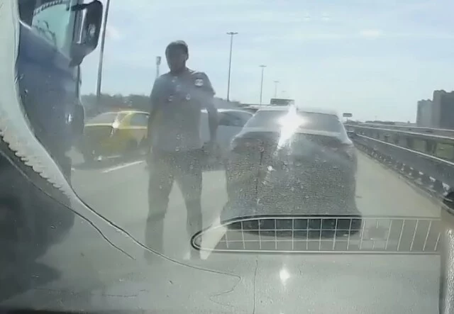  Конфликт на дороге в Петербурге: &laquo;обочечник вышел сказать про своё право нарушать&raquo;