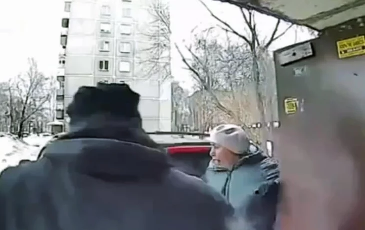  Кадры жуткого ДТП в Новосибирске: кроссовер сбил выходившую из&nbsp;подъезда женщину