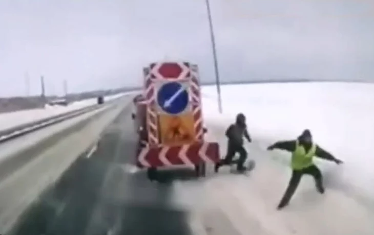  Фура снесла автомобиль дорожной службы на трассе М-12