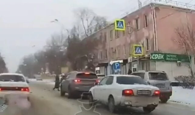  ДТП в Барнауле: водитель не успел затормозить и въехал в стоящую на светофоре машину