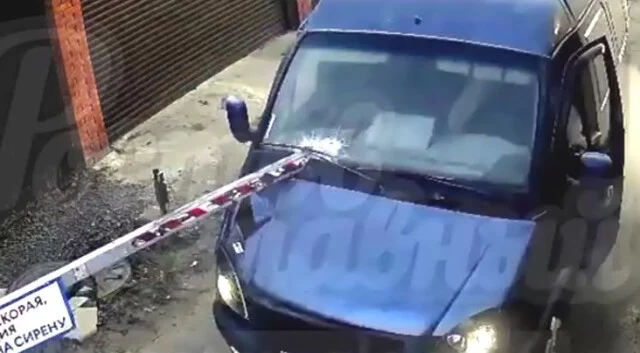  &laquo;Родился в рубашке&raquo;: шлагбаум едва не проткнул водителя &laquo;Газели&raquo;