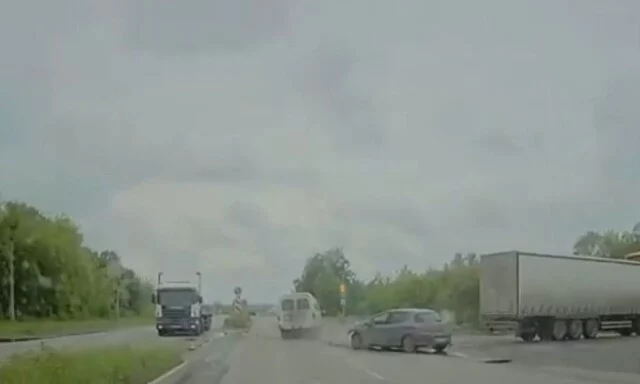  Легковой автомобиль подбил &laquo;Газель&raquo; на Космическом шоссе в Новокузнецке