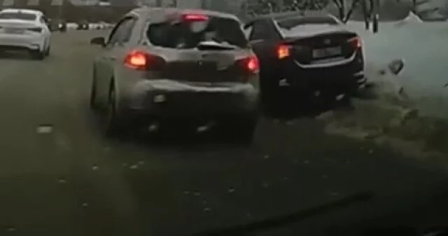  &laquo;Шашки&raquo; на скользкой дороге в Казани привели к ДТП