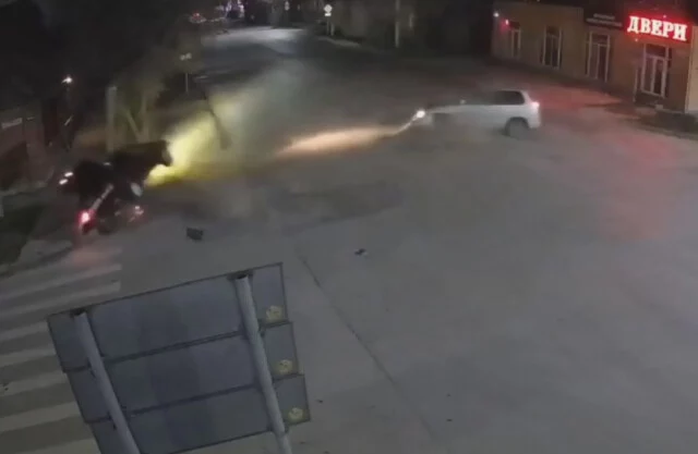  &laquo;Девятка&raquo; врезалась в столб и перевернулась в результате ДТП в Таганроге