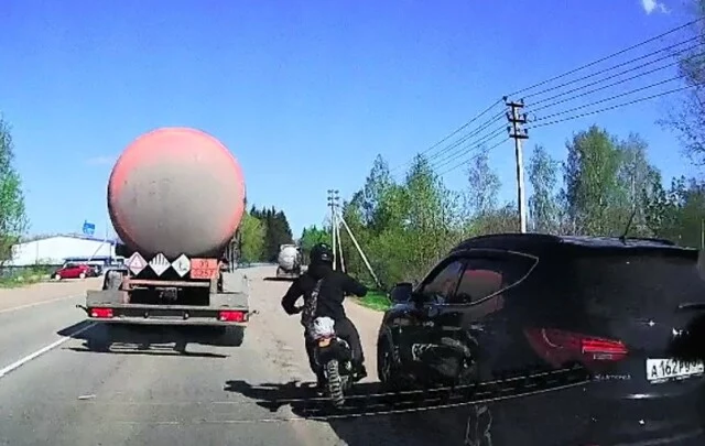  Мотоциклист и водитель кроссовера не поделили обочину в Вязьме