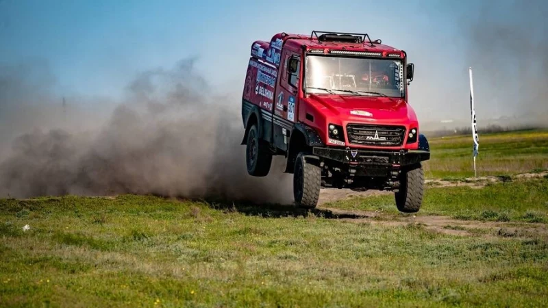 &laquo;Лопнула рама, капот немного сложился&raquo;. Единственный экипаж МАЗа сошел на ралли &laquo;Золото Кагана&raquo;