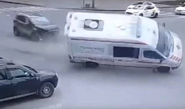  Скорая помощь опрокинулась в результате ДТП в Петербурге