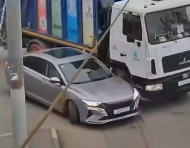  ДТП на перекрестке в Туле: водитель грузовика не заметил легковушку, которая решила под него под