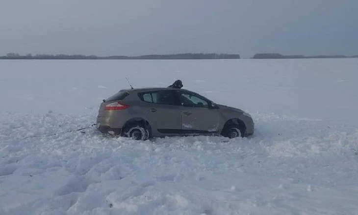 В Омской области перевернулась машина со школьницей