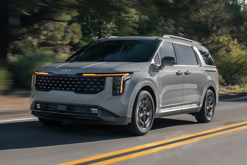 Рестайлинговый минивэн Kia Carnival дебютировал в США: новое &laquo;лицо&raquo; и гибридная версия