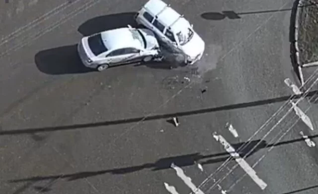  &laquo;Не заметил запрещающий сигнал светофора&raquo;: два автомобиля не поделили перекресток в Красноярске