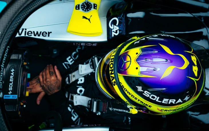 &laquo;Меня вытолкнули с трассы&raquo;. Льюис Хэмилтон получил предупреждение