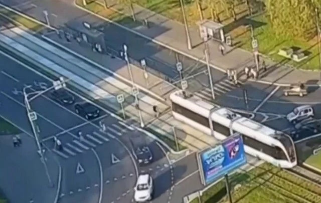  Парень на электросамокате угодил &nbsp;под трамвай в Москве