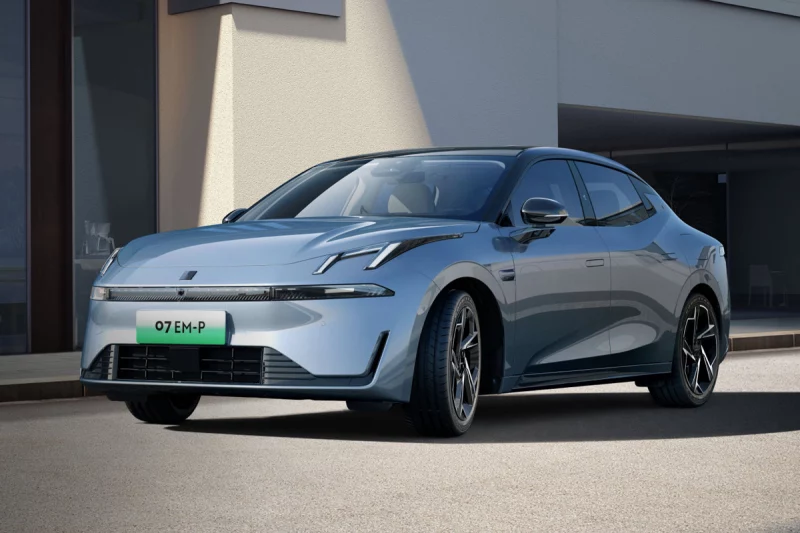 Седан Lynk &amp; Co 07 от Geely и Volvo на новых фото: двухцветный руль и &laquo;телевизор&raquo; в салоне