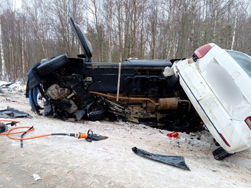 Volkswagen и Kia столкнулись в Ярославской области: погибли три человека