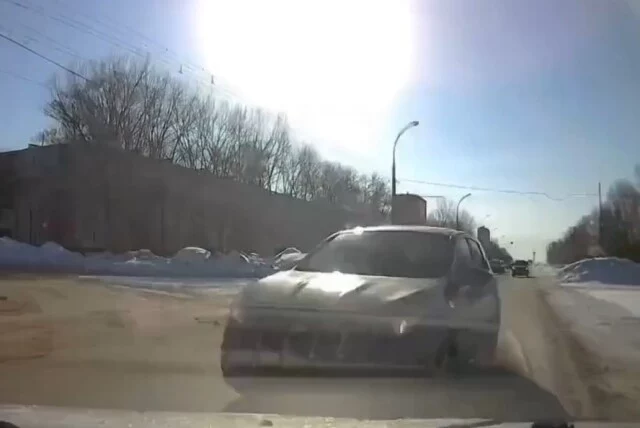  В Тольятти водитель &laquo;Ниссана&raquo; проехал на красный и попал в ДТП