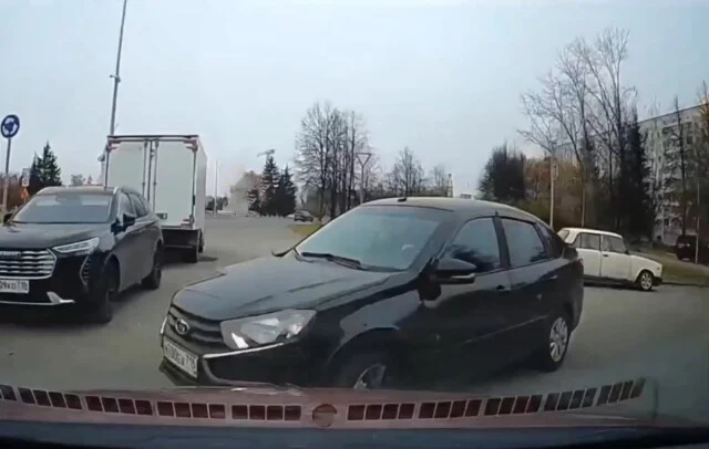  Момент ДТП в Нижнекамске: водитель &laquo;Гранты&raquo; выезжал со двора