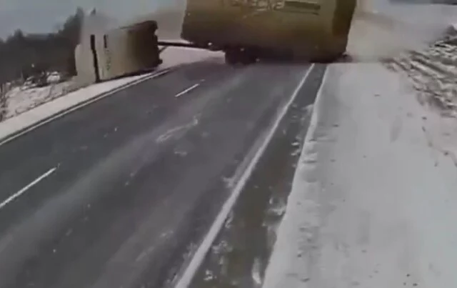  &laquo;Прицеп начало кидать по дороге&raquo;: грузовик опрокинулся в кювет на трассе в Удмуртии